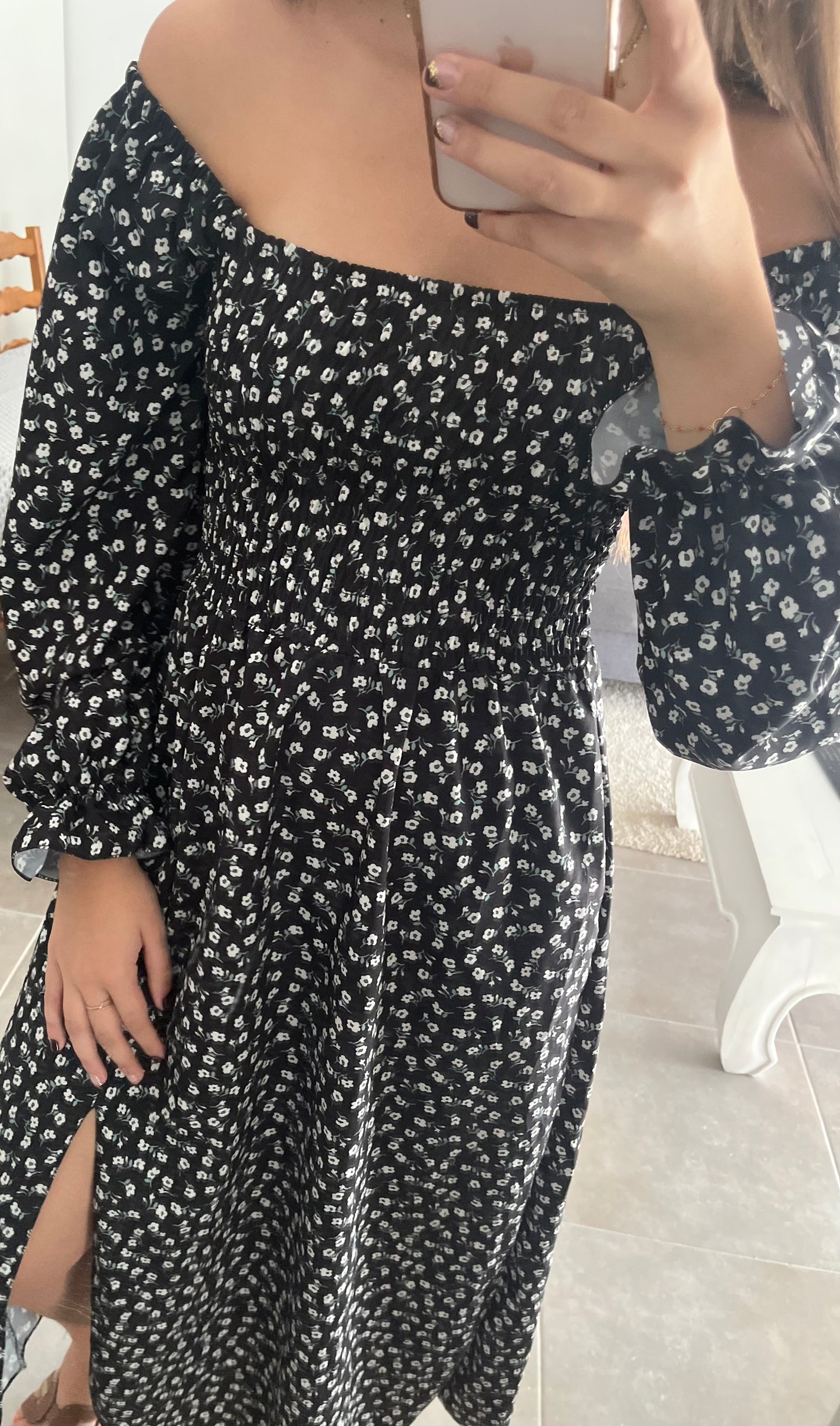 Robe noire à motifs fleurs